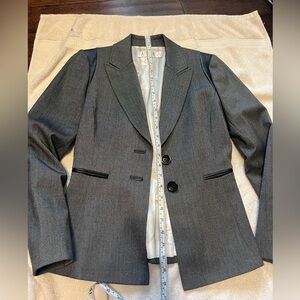 Women brand new without tag Tahari blazer 0P